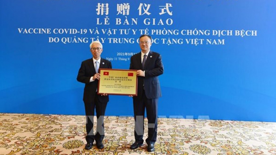 China’s Guangxi donates COVID-19 medical supplies to Vietnam